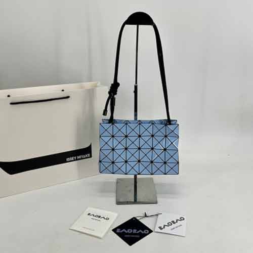 三宅一生新款豆腐包，波士頓方盒單肩斜挎包，輕松搭配各種風格！