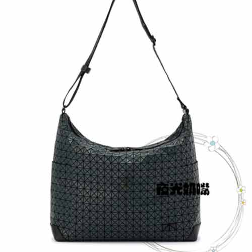 三宅一生ISSEY MIYAKE硅膠郵差包，觸感舒適不容錯過！