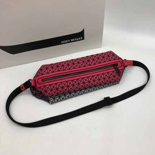 名品村三宅一生男士經典單肩斜挎磨砂馬鞍包