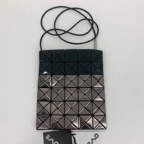 日本代買isseymiyake 三宅一生包包 枕頭包 小方包 單肩斜挎包