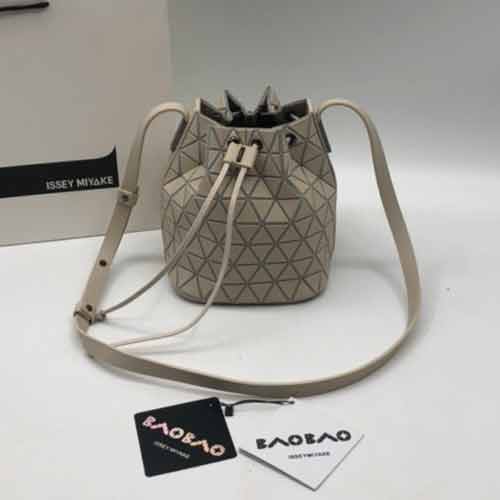 三宅一生女包水桶包小號抽繩斜挎包日本wring菱格束口包