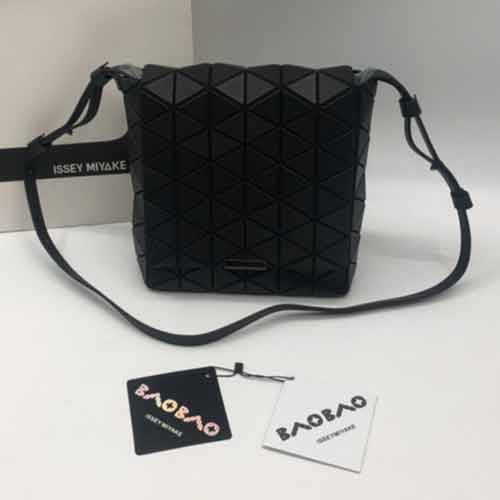 三宅一生翻蓋斜挎包，簡約不失優雅，抽象美感盡現！