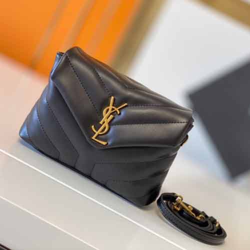 圣羅蘭迷你 品高調來襲Y”字形徽章信封挎包，精良皮質！