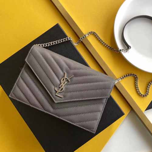 被問爆的 YSL 魚子醬小包！定制五金 + 百變背法，到底好在哪？