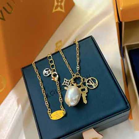 LV路易威登秋冬時(shí)尚多花鑰匙珍珠