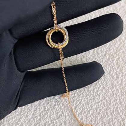 Trinity三環手鏈系列玫瑰K金、白K金和黃K金精良的纏繞在起