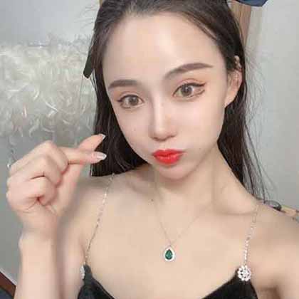 925高等精工版本 純銀祖母綠水滴項(xiàng)鏈，綠光下很漂亮！