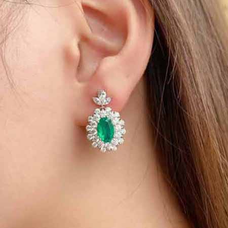 祖母綠耳環綠 光下很漂亮！ 屬于很顯檔次的顏。