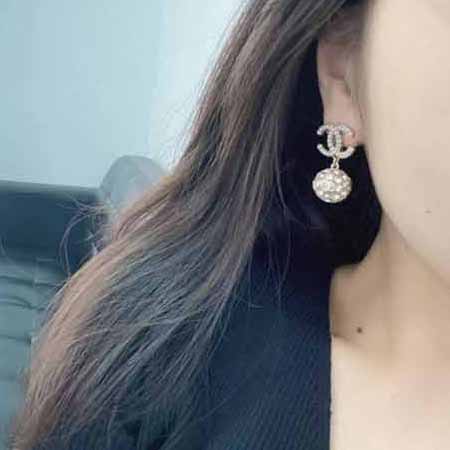 香奈兒的新款滿鉆球球吊墜耳環(huán)，滿鉆