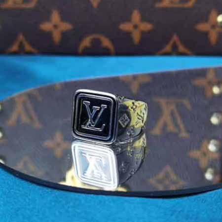 Signature Tab 戒指所屬全新系列援引軍隊標識設計