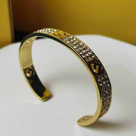 Fendi手鐲見鐘情，第眼看見它是在fendi官網(wǎng)，看眼于是就定啦 ，