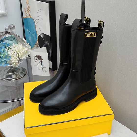 新款英倫風馬丁靴女 Fend經(jīng)典