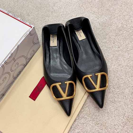 V扣法式尖頭踩跟平底鞋，Vlogo Signature小牛皮芭蕾舞