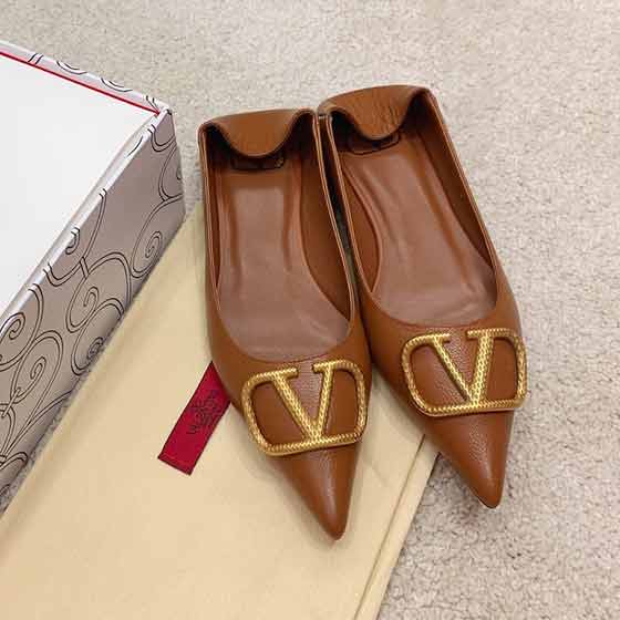 Vlogo Signature小牛皮芭蕾舞平底鞋，法式尖頭踩跟平