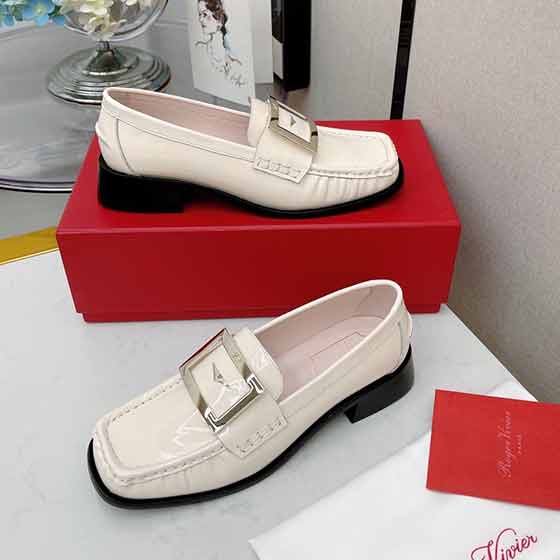 RV新款女皮鞋，Preppy Viv金屬扣漆皮樂福鞋！