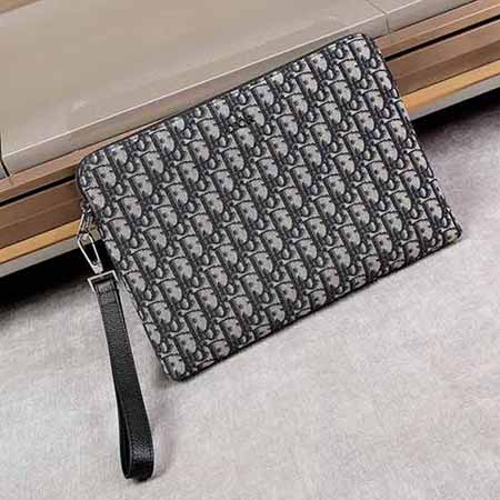 中國大名品網(wǎng)站設(shè)有存放手機(jī)的隔層和 3 個卡