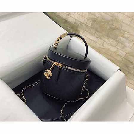 香奈兒秋冬限量版小水桶化妝包AS2061，手提斜挎畢備！