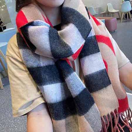 Burberry精英高手級別羊絨圍巾越看越愛，越看越時髦