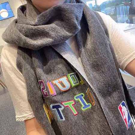 LouisVuitto披肩女外搭薄款網(wǎng)紅大品牌百搭圍巾兩用高等感