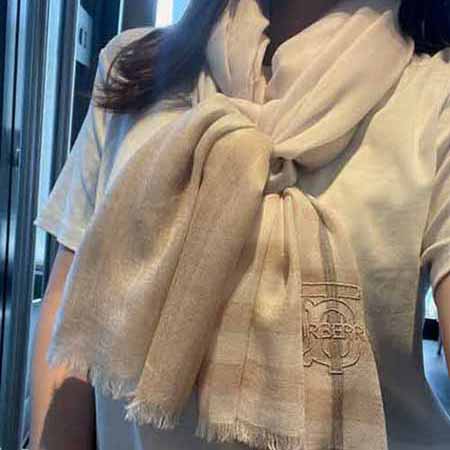 潮牌新款圍巾女士冬季百搭披肩羊絨大品牌巴寶莉保暖圍脖