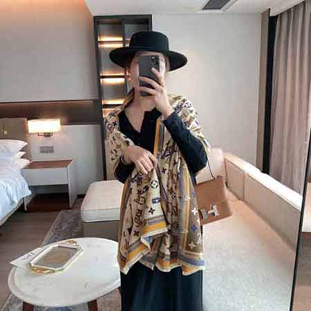 LouisVuitton路易威登冬季女士圍巾臻選質感柔軟的羊毛及羊絨纖維精心紡就