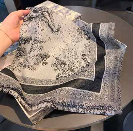 今年秋冬新出的Cannage提花披肩是Dior的女人！動物方