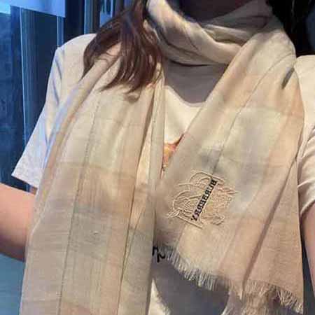 burbeery的經(jīng)典系列限量款超薄羊絨格子披肩