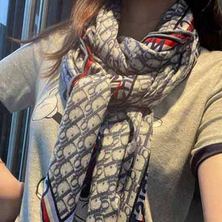 Dior字母老花經典人字紋真絲羊絨披肩！