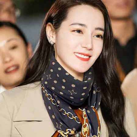 新款瑟琳波點印花羊絨方巾，四季百搭，美到心動！