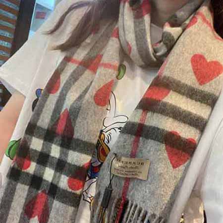 巴寶莉經(jīng)典圍巾，巴寶莉限量款 桃心設(shè)計(jì)超級(jí)Q！