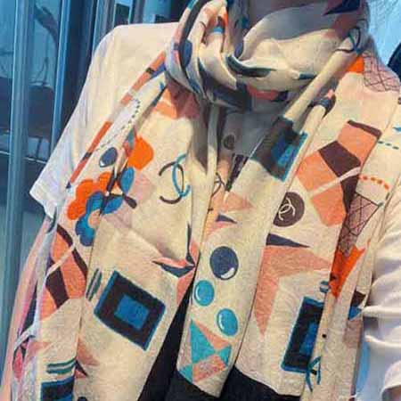 Chanel新出的主打的系列純羊絨戒指絨長巾