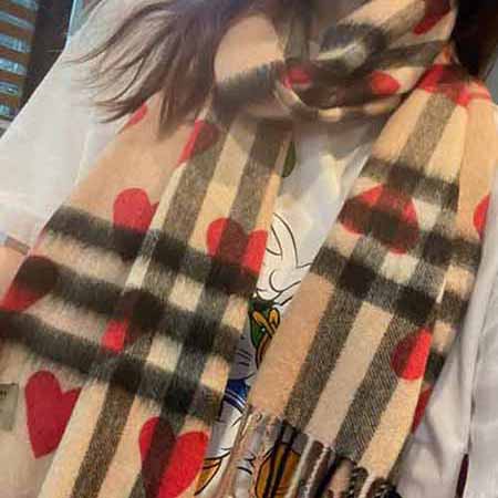 巴寶莉限量款圍巾女士品牌曠世之作， 桃心設計超級Q！