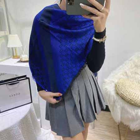 GUCCI年度秋冬羊毛圍巾，高貴經(jīng)典暗紋圖案風(fēng)靡全球雙面方巾！