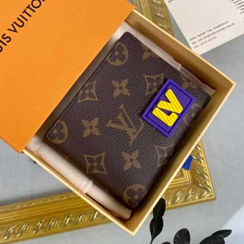 LV經(jīng)典Monogram帆布點綴3D橡膠貼