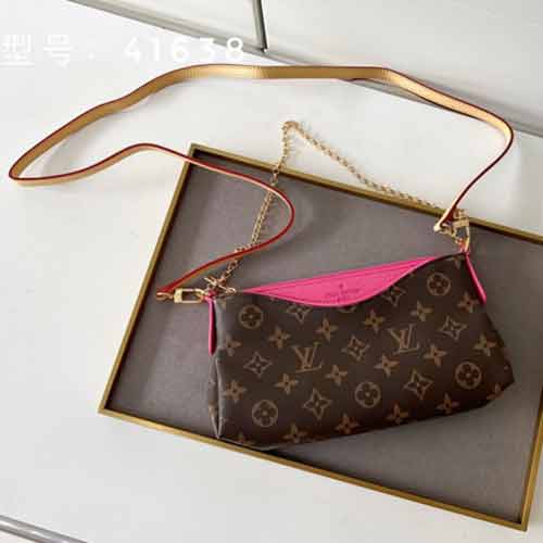 LV高品質PALLAS CLUTH手袋M41638，黃金鏈條與天然牛皮飾邊增添高貴氣質。