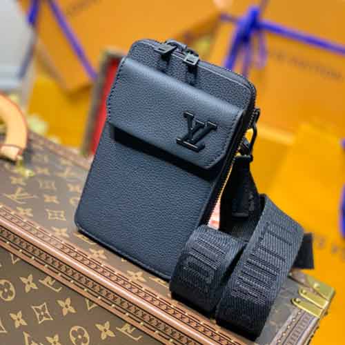 M57089黑色全皮手機包，小牛皮格