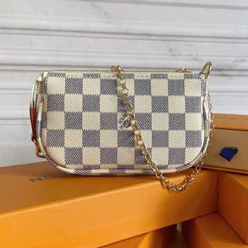 LV迷你小手袋，時(shí)尚收納化妝品，金鏈搭配牛仔褲，輕