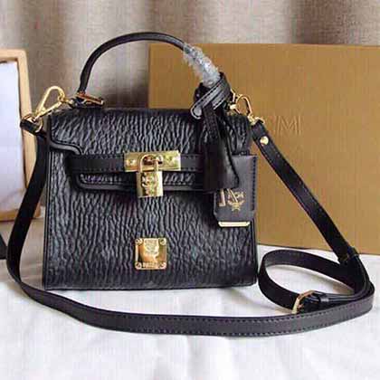 經典款mcm凱莉包，選用Visetos印涂層帆布精制而成，